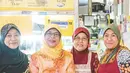 Zalinda, Hajar & Radiah mengajak foto bersama Halimah Yacob di depan toko mereka di Singapura (07/9). (instagram.com/halimahyacob)