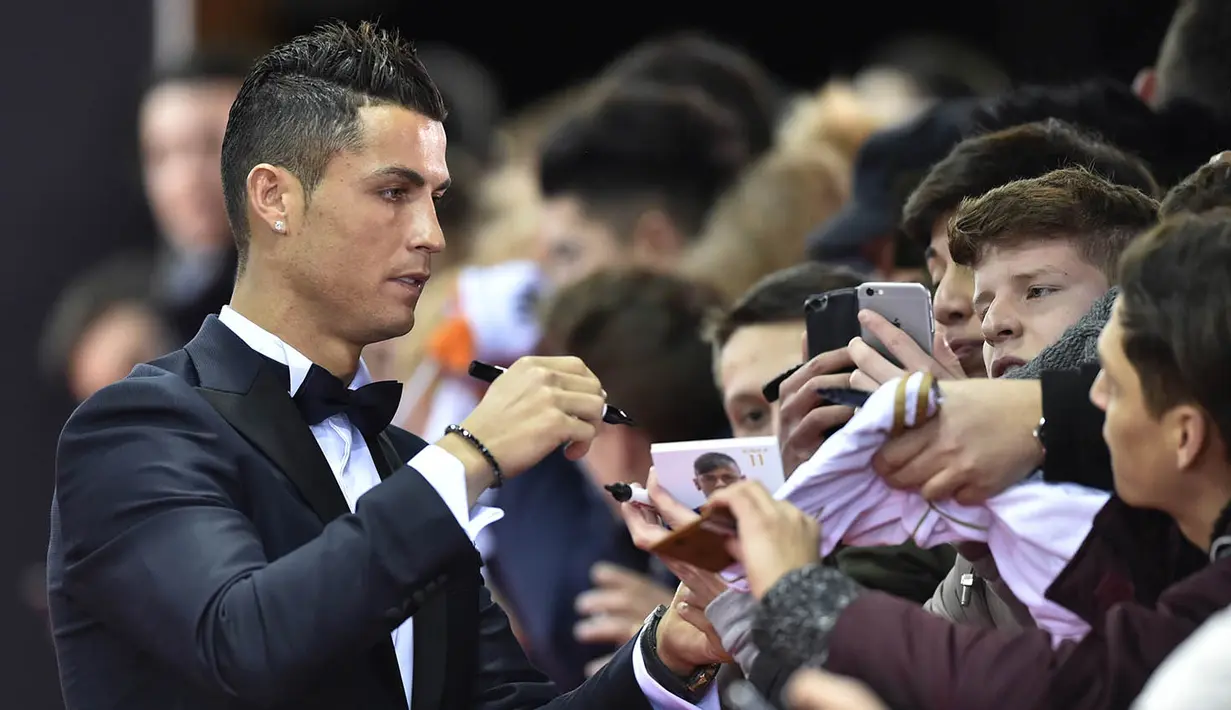 Kekayaan dari pesepak bola berkebangsaan Portugal itu selain dari lapangan hijau juga didapat dengan membintangi beberapa iklan. (AFP/Michael Buholzer) 