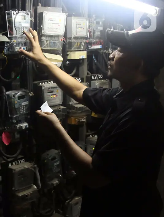 Warga melakukan pengisian listrik di rumah susun kawasan Jakarta, Selasa (30/11/2021). Kementerian ESDM bersama Banggar DPR RI berencana menerapkan kembali tariff adjustment (tarif penyesuaian) bagi 13 golongan pelanggan listrik PT PLN (Persero) non subsidi tahun 2022. (Liputan6 com/Angga Yuniar)