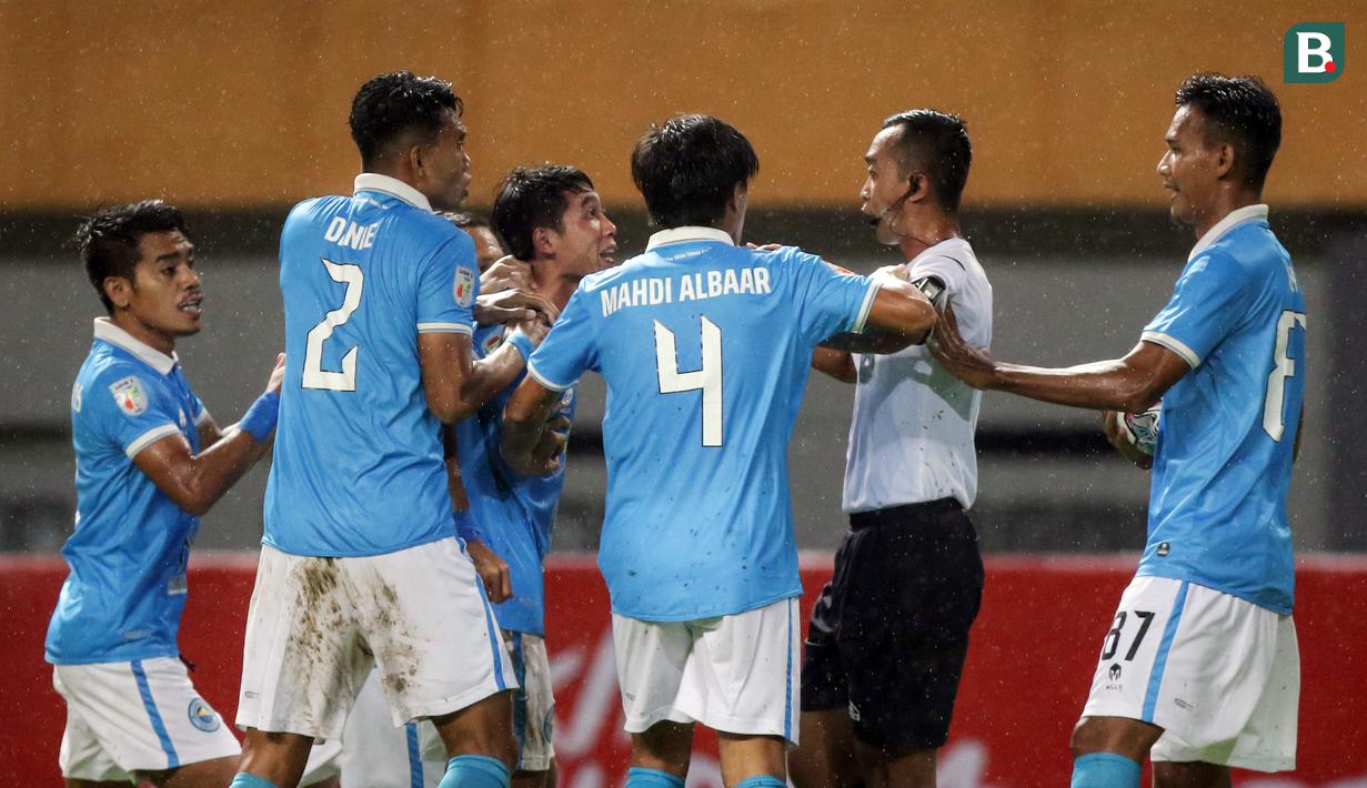 Pemain Sulut United pun melakukan protes keras kepada wasit karena menganggap Rangga melakukan diving di kotak penalti. (Bola.com/Bagaskara Lazuardi)