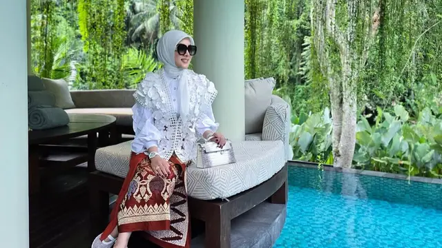 Syahrini saat liburan di Bali tetap bawa tas Hermes. [@princessyahrini]