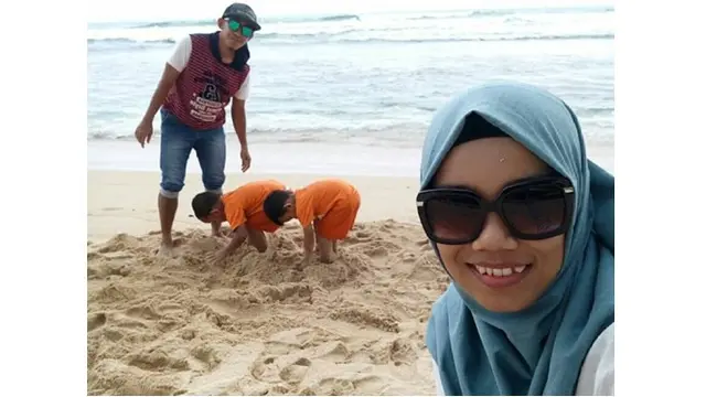 Berlibur ke pantai dengan keluarga memang memnyenangkan