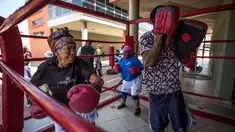 Gladys Ngwenya (kiri) dan Constance Ngubane (tengah) 79 tahun mengikuti latihan "Boxing Gogos" yang diselenggarakan oleh "A Team Gym" di Cosmo City di Johannesburg (19/9). Peserta "Boxing Gogos" berusia lebih dari 70 tahun. (AFP Photo/Gulshan Khan)