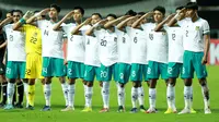 Para pemain starter Timnas Indonesia U-17 berbaris menyanyikan lagu kebangsaan Indonesia Raya jelang laga Grup B Kualifikasi Piala Asia U-17 2023 antara Timnas Indonesia menghadapi Palestina di Stadion Pakansari, Bogor, Jumat (7/10/2022). (Bola.com/M Iqbal Ichsan)