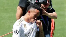 Bek Real Madrid, Eder Militao mencium logo jersey klub barunya selama pengenal dirinya di stadion Santiago Bernabeu di Madrid, Spanyol (10/7/2019). Pemain berusia 21 tahun ini menandatangani kontrak selama enam tahun di Real Madrid. (AP Photo/Manu Fernandez)