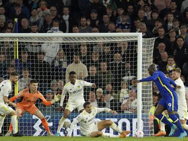 Penyerang Chelsea Romelu Lukaku (kedua kanan) mencetak gol ketiga ke gawang Leeds United dalam laga tunda pekan ke-33 Liga Inggris 2021/2022 di Stadion Elland Road, Kamis (12/5/2022) dini hari WIB. Chelsea menang telak 3-0 atas Leeds United. (AP Photo/Jon Super)