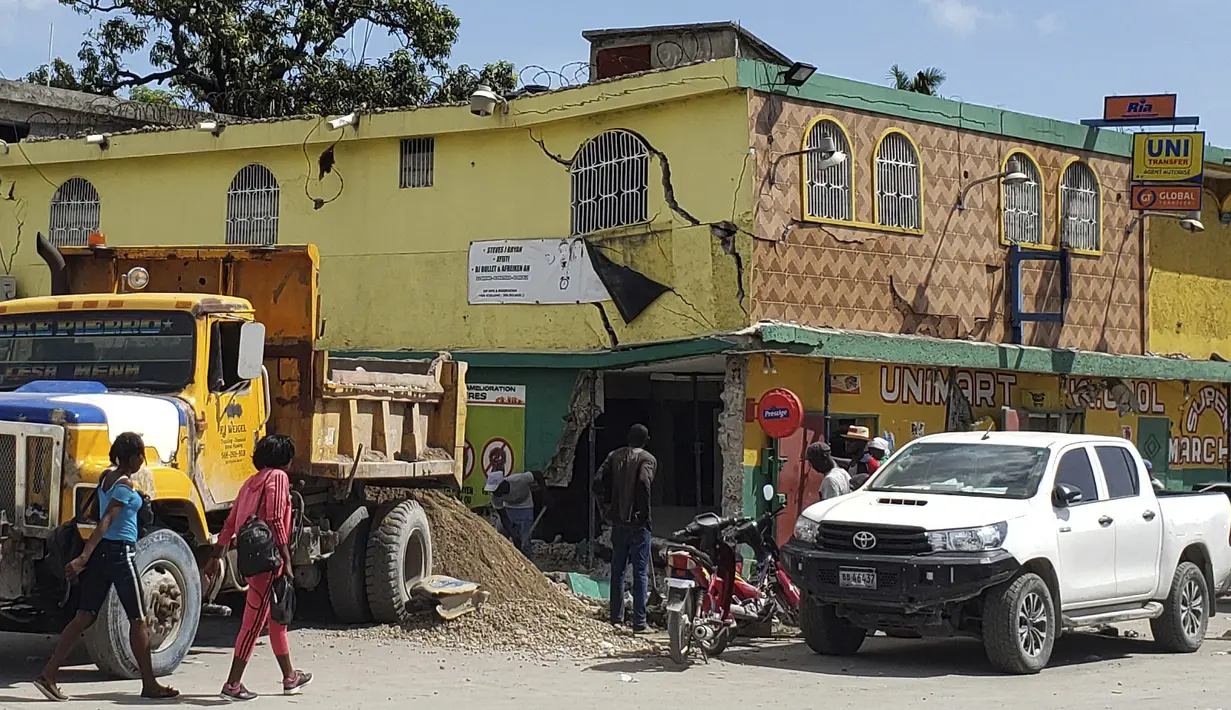 Gedung mini mart K-oriol yang rusak setelah gempa bumi di Les Cayes, Haiti, Sabtu (14/8/2021). Wilayah Negara Haiti diguncang gempa berkekuatan magnitudo 7,1 pada Sabtu, 14 Agustus 2021 pukul 08.29.10 waktu setempat yang menewaskan lebih dari 300 jiwa. (AP Photo/Delot Jean)