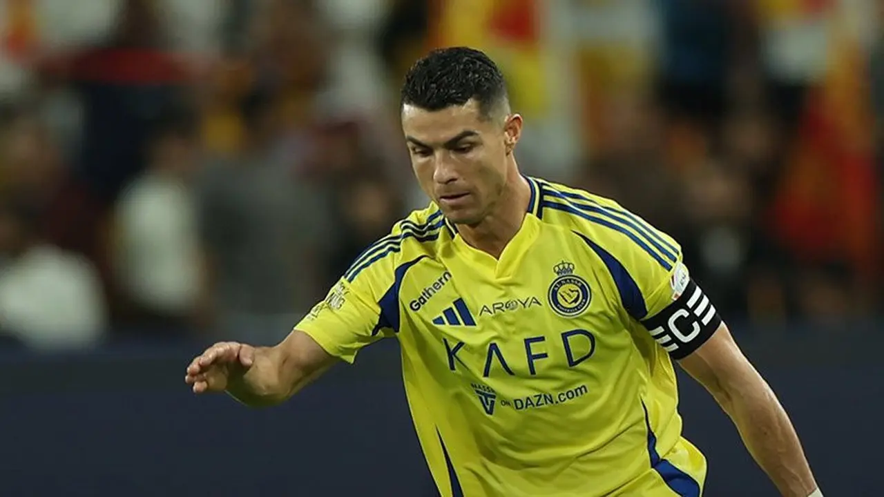 Aksi Cristiano Ronaldo dalam laga Saudi Pro League antara Al Nassr vs Al Qadisiya, Sabtu (23/11/2024). (c) Al Nassr Official