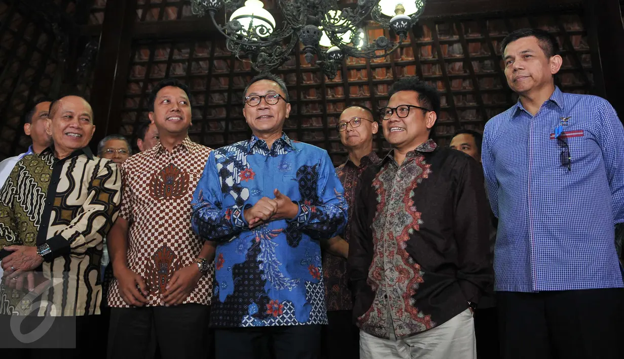 Ketum PAN Zulkifli Hasan memberi keterangan di kediaman Presiden ke-6 Susilo Bambang Yudhoyono di Puri Cikeas, Bogor, Kamis (22/9). Dalam rapat konsolidasi empat partai itu belum ada satu pun nama yang diputuskan. (Liputan6.com/Gempur M Surya)