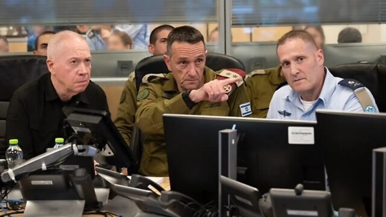 Menhan Israel Yoav Gallant (kiri), Panglima Militer Israel Letnan Jenderal Herzi Halevi (tengah), Kepala Staf Angkatan Udara Israel Mayor Jenderal Tomer Bar (kanan) di ruang komando bawah tanah saat serangan terhadap markas besar Hizbullah, Jumat (27/9).