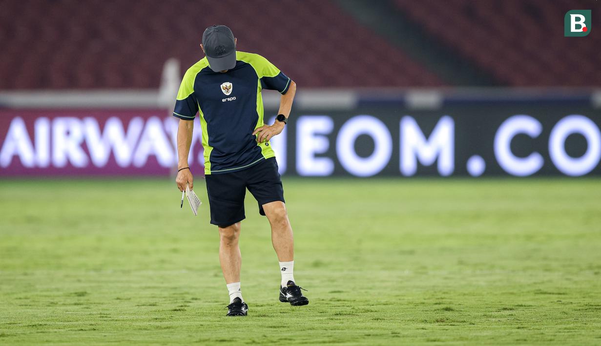 <p>Pelatih Timnas Indonesia, Shin Tae-yong tampak memeriksa kualitas rumput dengan menjejak-jejak kakinya saat sesi latihan resmi menjelang laga lanjutan putaran Grup C Kualifikasi Piala Dunia 2026 melawan Jepang di Stadion Utama Gelora Bung Karno (SUGBK), Senayan, Jakarta, Kamis (14/11/2024). (Bola.com/Bagaskara Lazuardi)</p>