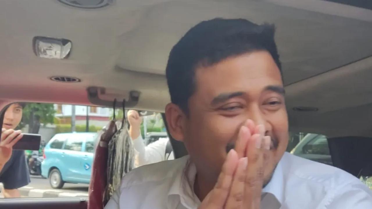 Sementara itu, di dalam tempat acara, para relawan sudah menanti kehadiran Prabowo. Mereka meneriakan yel-yel sembari menunggu hadirnya mantan Danjen Kopassus tersebut.