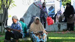 Orang-orang berdoa saat memperingati 17 tahun musibah gempa dan tsunami di Taman Peringatan Tsunami Siron di Siron, provinsi Aceh (26/12/2021). Sejumlah warga mendatangi Kuburan Massal Siron untuk memenjatkan doa saat peringatan 17 tahun musibah gempa dan tsunami Aceh 2004. (AFP/Chaideer Mahyuddin)