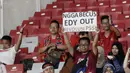 Suporter Timnas Indonesia memperlihatkan poster memprotes Ketum PSSI, Edy Rahmayadi, saat melawan Filipina pada laga Piala AFF 2018 di SUGBK, Jakarta, Minggu (25/11). Kedua negara bermain imbang 0-0. (Bola.com/M. Iqbal Ichsan)