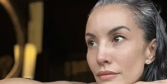 Punya kecantikan natural, Nadya Hutagalung tampil statement dengan rambut beruban. Tampilan ini oancarkan kecantikan alaminya. [Foto: Instagram/ Nadya Hutagalung]