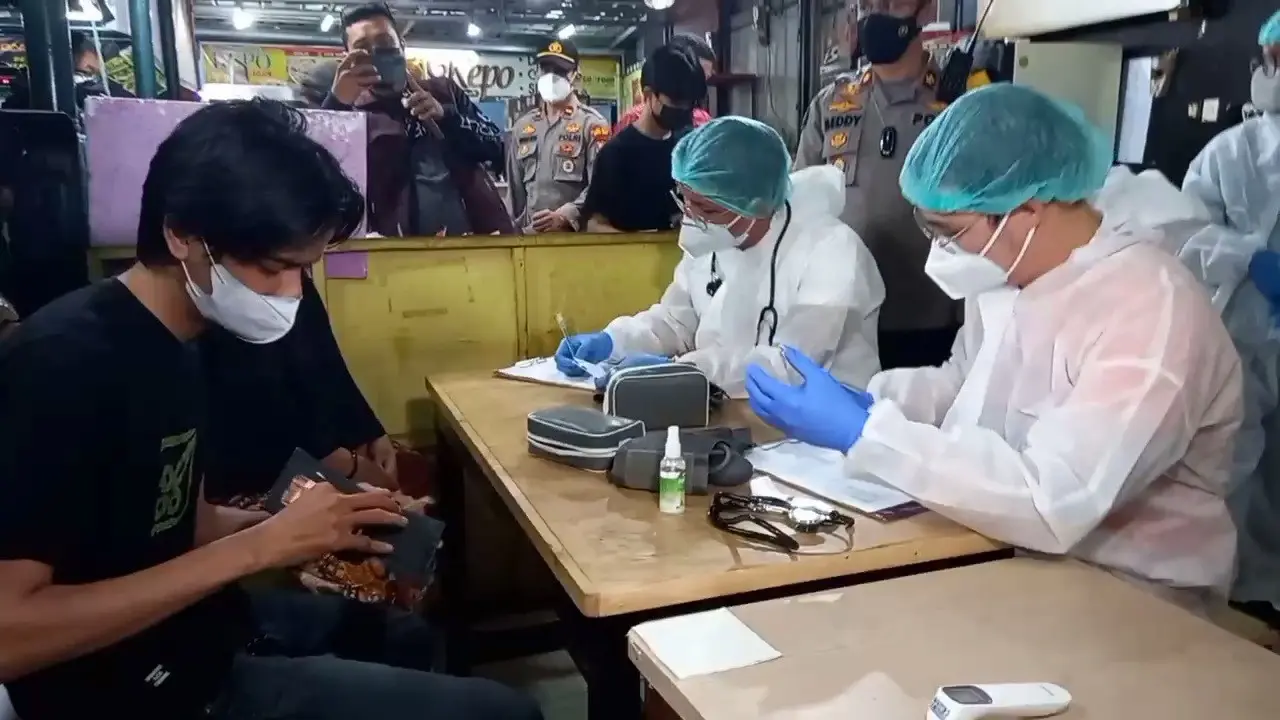 Polisi menyasar pedagang kaki lima (PKL) saat melakukan vaksinasi keliling di malam hari. Hal ini dilakukan untuk mempercepat vaksinasi Covid-19 agar segera tercapai kekebalan komunal (herd immunity).