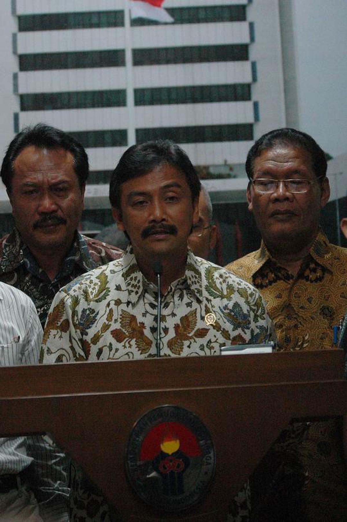 Jadi tersangka, Menpora Andi Mallarangeng mundur