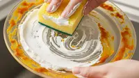 7 Cara Membersihkan Peralatan Dapur dari Plastik, Efektif Hilangkan Noda dan Bau