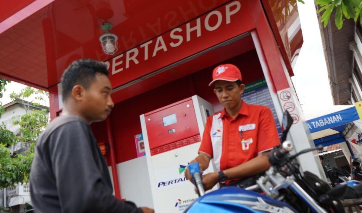 PT Pertamina (Persero) tengah mengkaji penjualan produk selain bahan bakar minyak (BBM) di Pertashop.