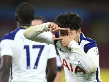 Penyerang Tottenham Hotspur, Son Heung-min berselebrasi usai mencetak gol ke gawang Burnley pada pertandingan lanjutan Liga Inggris di stadion Turf Moor, Burnley, Inggris, Senin (26/10/2020). Tottenham menang tipis 1-0 atas Burnley. (Lindsey Parnaby/Pool via AP)