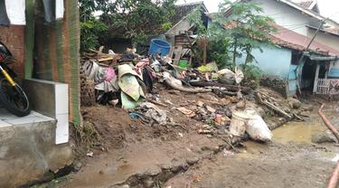 Sejumlah rumah warga nampak rusak parah setelah diterjang banjir bandang dari luapan sungai Cikaso dan Cipalebuh, Pameungpeuk. Garut. (Liputan6.com/Jayadi Supriadin)