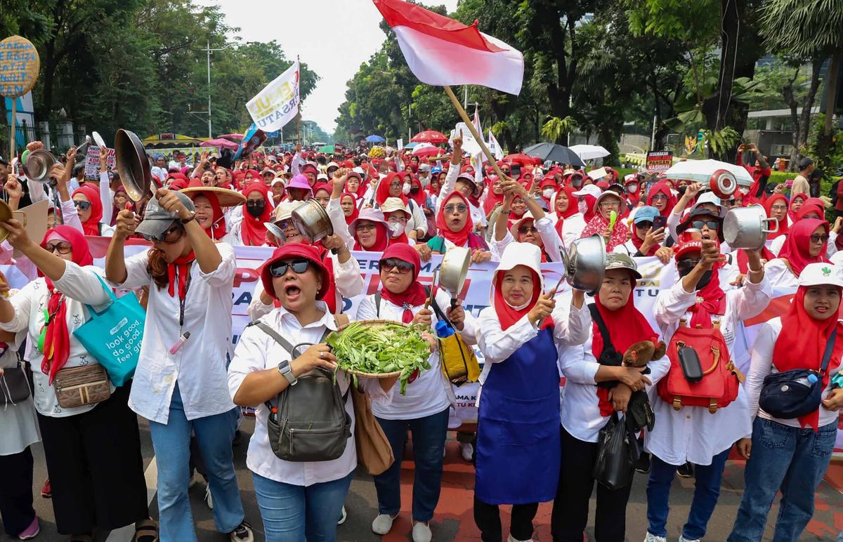 FOTO:  Aksi  Unjuk Rasa di Patung Kuda Dukung Kelanjutan Program Makan Bergizi Gratis