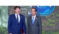 Presiden Jokowi menyambut kedatangan Mantan Presiden Hungaria Janos Ader yang akan menghadiri World Water Forum ke-10 di Mangapura Hall BICC, Nusa Dua, Bali, Senin (20/5/2024). (Tangkapan Layar Setpres RI)