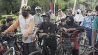 Komunitas Sawahan Ride Community (SRC) di Sawahan, Desa Srihardono, Pundong, Kabupaten Bantul, Yogyakarta mengundang beragam komunitas sepeda di Yogyakarta untuk mengikuti perhelatan bertajuk Medal Bareng, Minggu (5/6/2022).