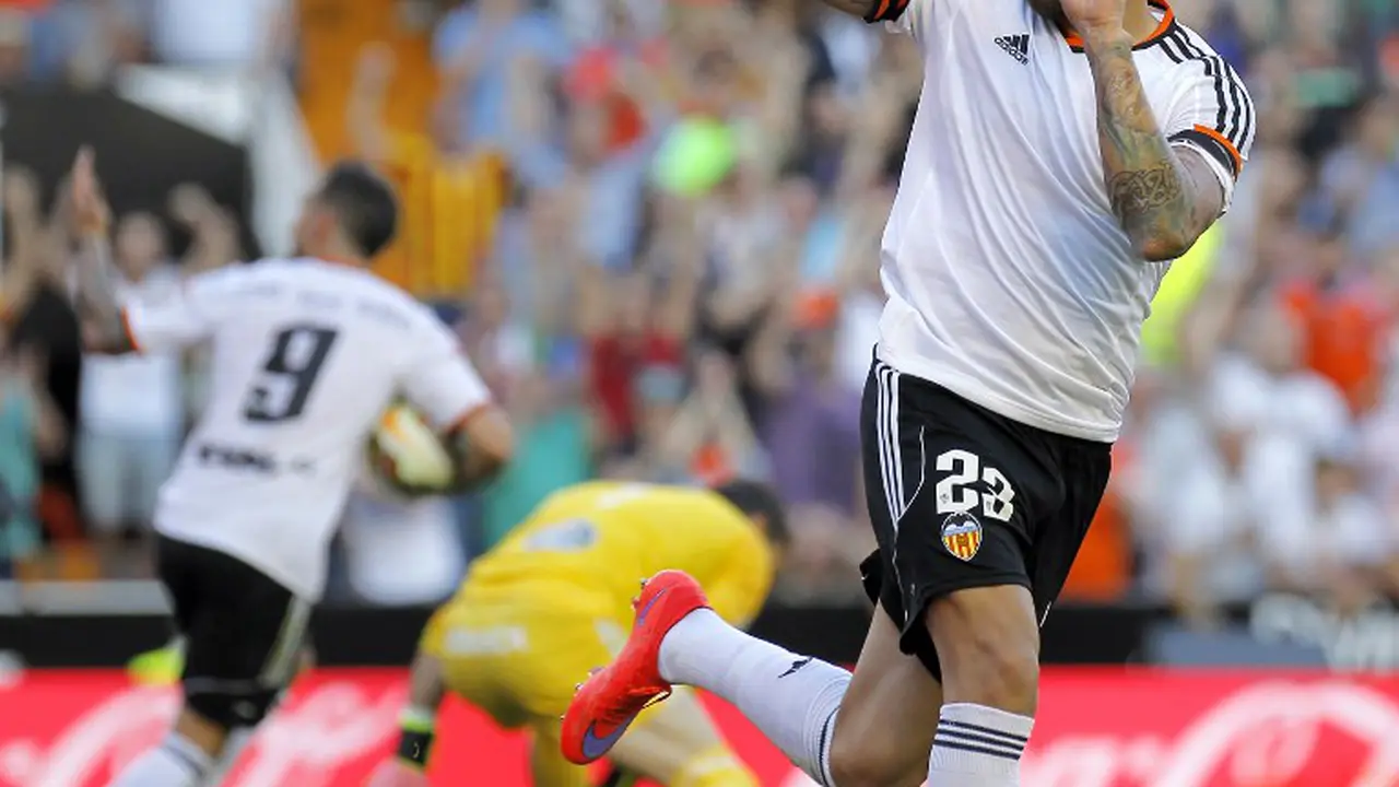 Bek Valencia Nicolas Otamendi