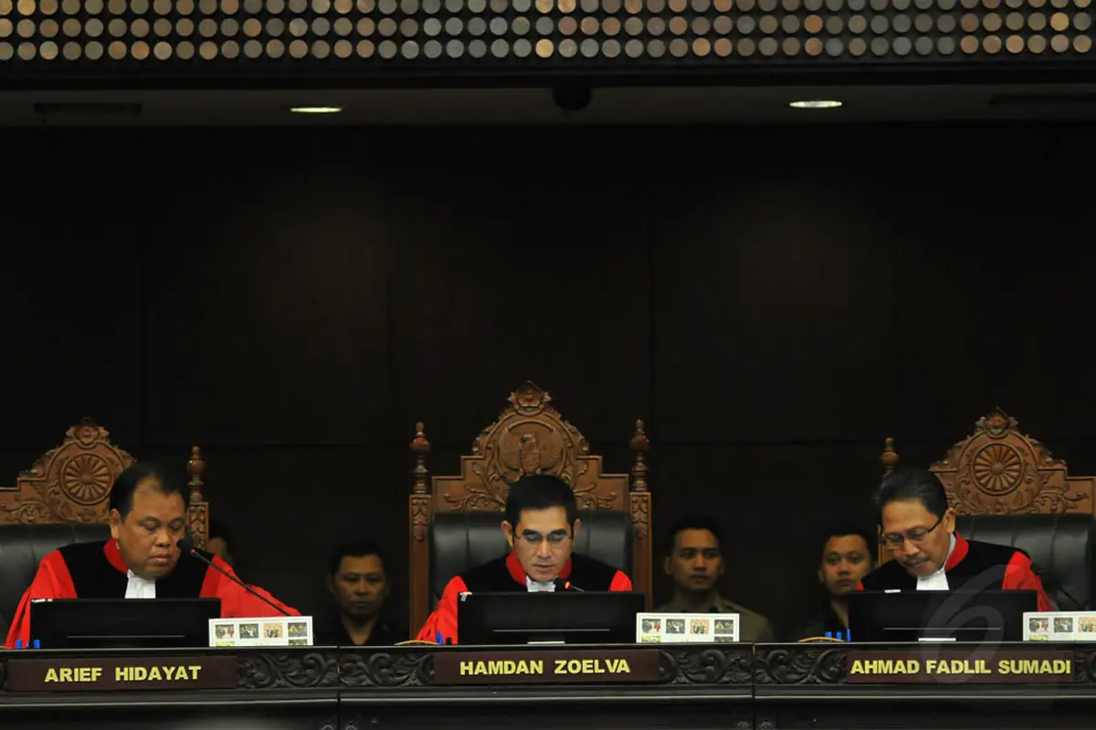 Salam Tiga Jari Warnai Penolakan Gugatan Prabowo