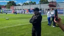 Sesi latihan Timnas Prancis tersebut dijaga cukup ketat oleh pihak keamanan. Terlihat ada beberapa polisi dan ada pula semacam bodyguard yang dilibatkan. (Bola.com/Hery Kurniawan/Adv/Powerade)