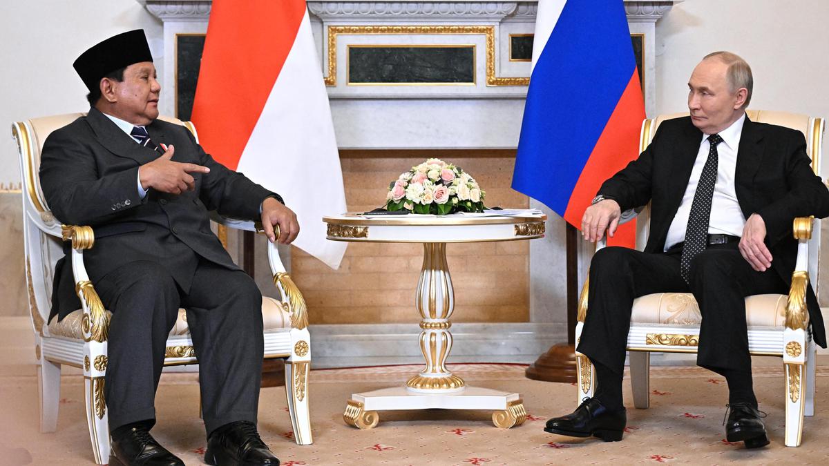 Didampingi Seskab Teddy Indra Wijaya dan Menlu Sugiono, Presiden Prabowo Bertemu Presiden Rusia Vladimir Putin