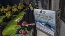 Siswa dan guru berdoa untuk 53 awak kapal selam KRI Nanggala 402 yang hilang hilang kontak, di sebuah sekolah Islam di Surabaya, Jumat (24/4/2021). Kapal selam KRI Nanggala-402 hilang kontak saat sedang melaksanakan latihan penembakan dengan torpedo di perairan utara Pulau Bali. (Juni Kriswanto/AFP)