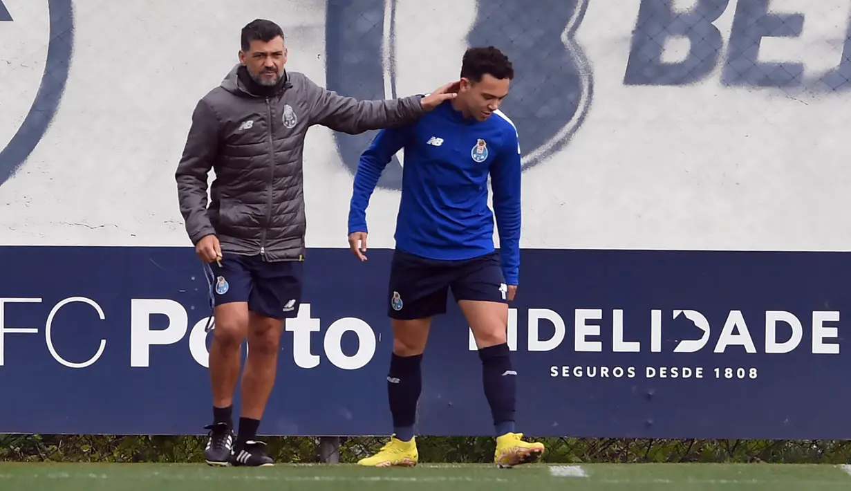 Pelatih FC Porto Sergio Conceicao (kiri) berbicara dengan pemain FC Porto Pepe Cossa saat sesi latihan di tempat latihan Olival, Vila Nova de Gaia, dekat Porto, Portugal, 13 Maret 2023. FC Porto akan menghadapi Inter Milan pada pertandingan sepak bola leg kedua babak 16 besar Liga Champions. (MIGUEL RIOPA/AFP)