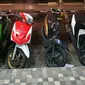 Barang bukti berupa sejumlah sepeda motor yang dicuri oleh 2 remaja di Manado.