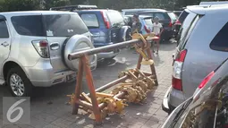 Sejumlah gembok ban mobil yang berada di kawasan Monas, Jakarta, Selasa (3/1). Retribusi derek yang lebih dari Rp 10 miliar tersebut berasal dari 20.472 kendaraan. (Liputan6.com/Immanuel Antonius)