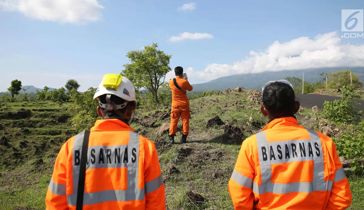 Petugas Basarnas berada di jalur bekas lahar letusan Gunung Agung 1963 di Kubu, Karangasem, Bali, Kamis (7/12). Letusan Gunung Agung pada tahun 1963 menyisakan berbagai material di kawasan tersebut, seperti batu dan pasir. (Liputan6.com/Immanuel Antonius)