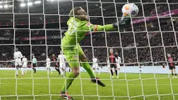 Kiper Mainz, Robin Zentner, gagal menghalau bola saat melawan Bayer Leverkusen dalam duel pekan ke-23 Bundesliga di Stadion BayArena, Sabtu (24/2/2024). (AP Photo/Martin Meissner)