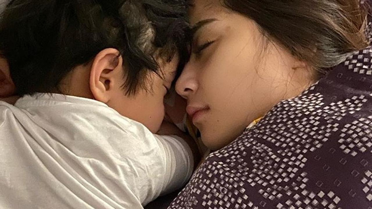 Iseng Tapi Romantis, 7 Seleb Ini Bagikan Foto Keluarganya Saat Tidur Pulas