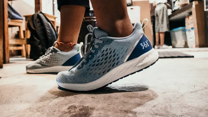 Ciptakan Lari Sehat Tanpa Beban di Musim Panas dengan Sneakers Berbahan Ringan dan Elastis