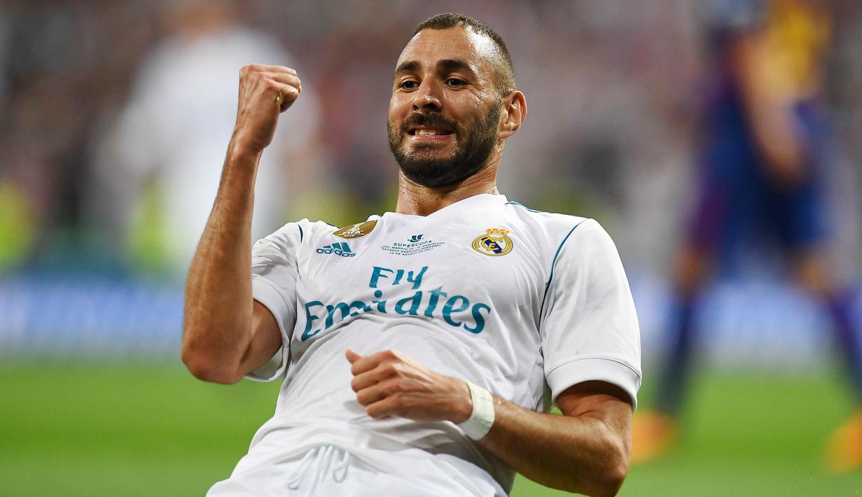 Striker Real Madrid, Karim Benzema, melakukan selebrasi usai menjebol gawang Barcelona di Stadion Santiago Barnabeu, Madrid, Rabu, (16/8/2017). Karim Benzema resmi memperpanjang masa bakti bersama Los Blancos hingga Juni 2021. (AFP/Gabriel Bouys)