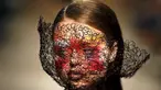 Seorang model wanita memakai busana rancangan desainer Valentim Quaresma selama acara Lisbon Fashion Week, Portugal, Sabtu (10/10/2015). Busana yang ditampilkan dalam acara ini merupakan koleksi musim panas 2016. (REUTERS/Rafael Marchante)