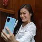 Model pamerkan smartphone terbaru Samsung Galaxy A71. (Liputan6.com/ Yuslianson)