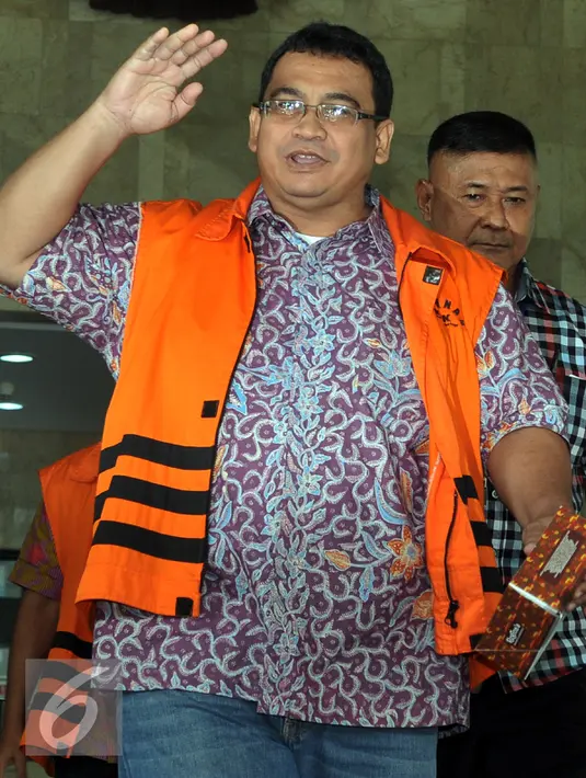 Tersangka Herry Setiadji menyapa awak media usai keluar dari Gedung KPK, Jakarta, Rabu (13/7). Herry diperiksa sebagai tersangka terkait dengan kasus pemerasan terhadap perusahaan wajib pajak, yakni PT EDMI Indonesia. (Liputan6.com/Johan Tallo)