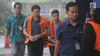 Presdir PT Grand Kartech, Kenneth Sutardja dan Kurniawan Eddy Tjokro akan menjalani pemeriksaan lanjutan di Gedung KPK, Jakarta, Rabu (24/4). Penyidik mengahadirkan empat tersangka terkait kasus dugaan suap proyek pengadaan barang dan jasa di PT Krakatau Steel Tbk. (merdeka.com/Dwi Narwoko)