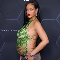 Rihanna memilih untuk tidak memakai pakaian hamil konvensional saat tampil di publik. Rihanna benar-benar menjalani fase kehamilan terbaiknya, dan itulah Rihanna dengan segala daya tariknya. (Foto: Instagram @fentybeauty)