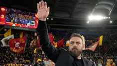 Pelatih AS Roma Daniele De Rossi melambaikan tangan kepada pendukungnya pada penghujung pertandingan sepak bola Seri A Liga Italia antara AS Roma dan Hellas Verona di Stadion Olimpiade Roma, Italia, Sabtu (20/1/2024). AS Roma menang 2-1. (AP Photo/Andrew Medichini)