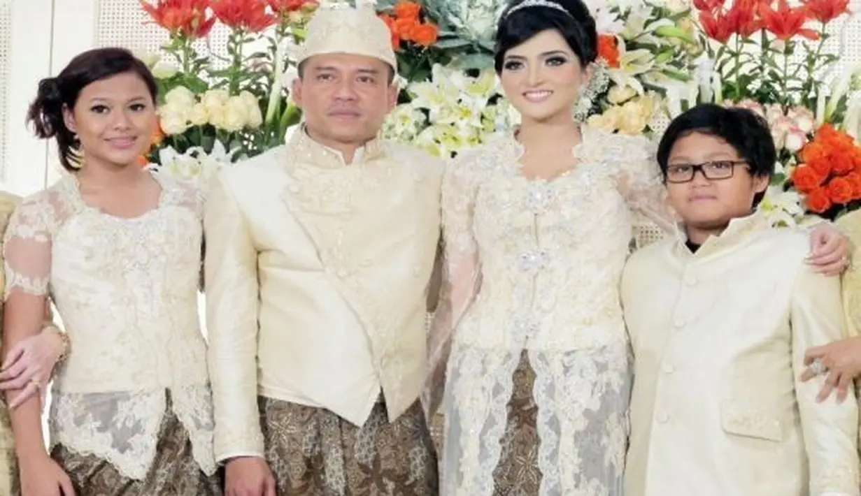 Azriel dan Aurel mendampingi ayahnya menikah lagi. Sekedar informasi, Anang menikahi Ashanty pada tahun 2012 silam. Saat itu, Aurel berusia 14 tahun, sedangkan adiknya berusia 12  tahun. [Instagram/ananghijau]