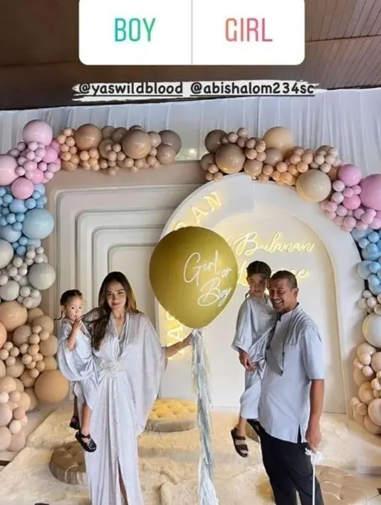 Yasmine Wildblood  baru saja menggelar acara syukuran 4 bulanan sekaligus gender reveal anak ketiganya. (Instagram/ Yasmine Wildblood)