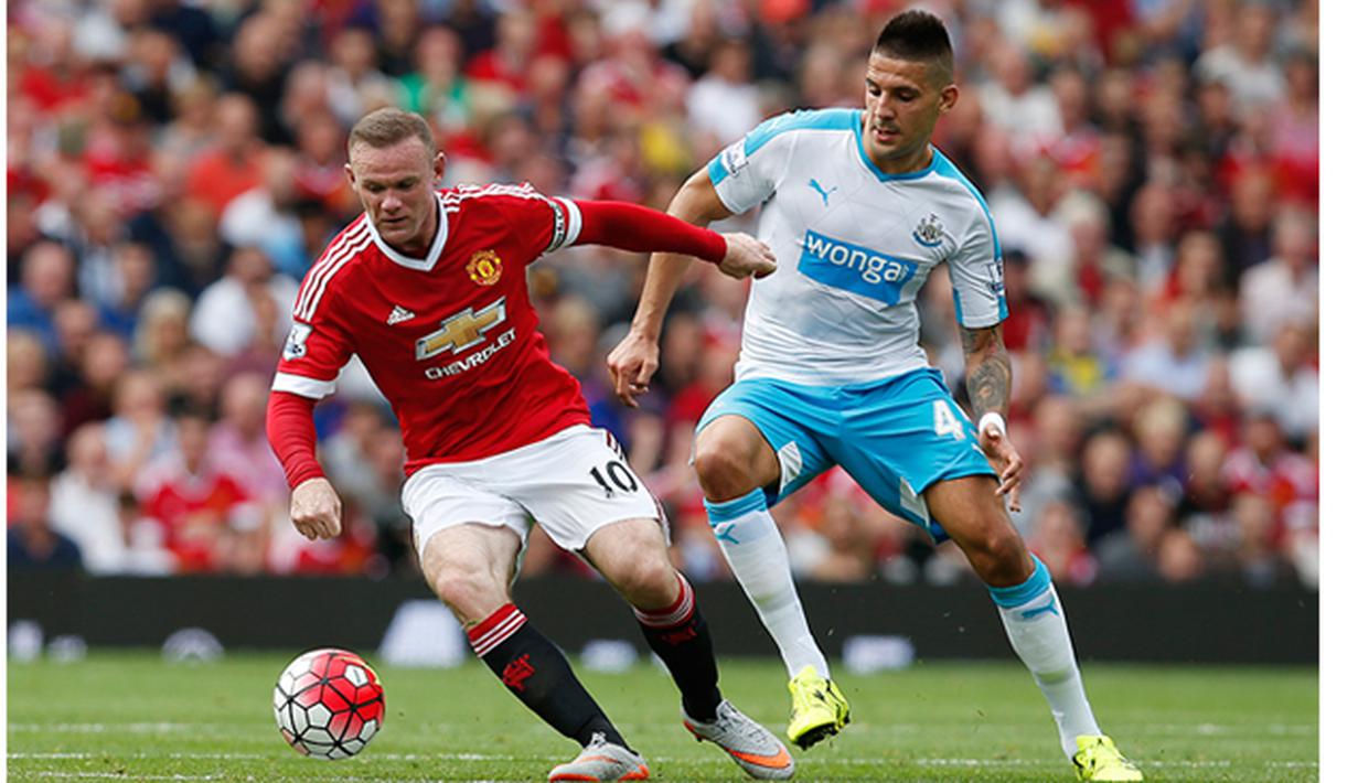 Pemain MU, Wayne Rooney berusaha melewati pemain Newcastle, Aleksandar Mitrovic pada laga Liga Inggris di Stadion Old Trafford, Inggris, Sabtu (22/8/2015). Pertandingan berakhir imbang 1-1. (Reuters/Andrew Yates)